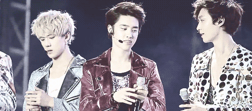 wintershower:       d.o. ready to take lay’s mic; lay motioning to d.o. that he already has one in his hand.      