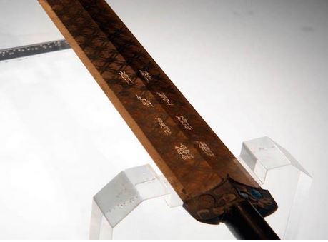 1000games:  sixpenceee:    Sword of Goujian   This is a 2,500 year old sword discovered
