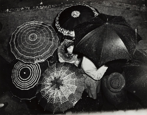 kafkasapartment: People with umbrellas, Greenwich Village, New York, c.1945. (WEEGEE) [ARTHUR FELLIG