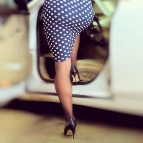 Another picture from the same set as my last post. @modaxpressonline pencil skirt, @haneshosiery &ld