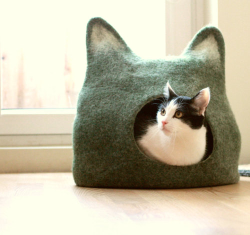 culturenlifestyle: Creative and Modern Colorful Cat Caves Etsy shop Agnes Felt makes cosy and modern