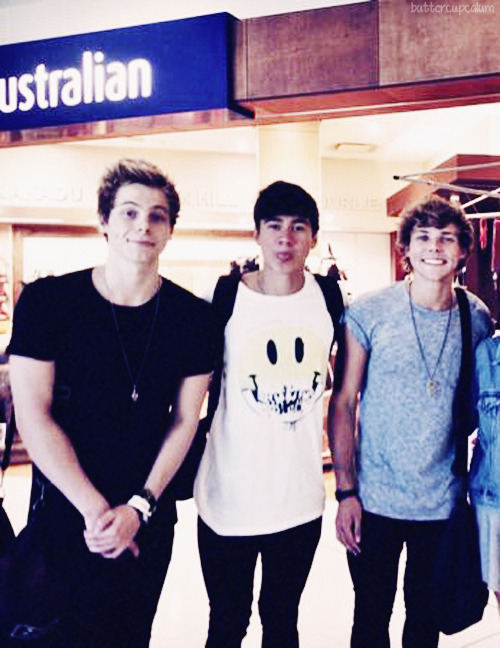 ashtons-butt:  hemmoslegs:  buttercupcalum:  x  did luke gET BROADER??  Are you surprised? 