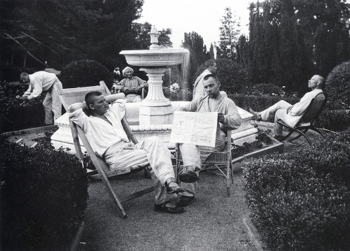 sovtime:  Крестьяне отдыхают у фонтана в царском дворце. Ливадия. Крым. 1926 г. Фото: А. Шайхет.The peasants are resting near the fountain at the royal palace. Livadiya. Crimea. 1926. Photo