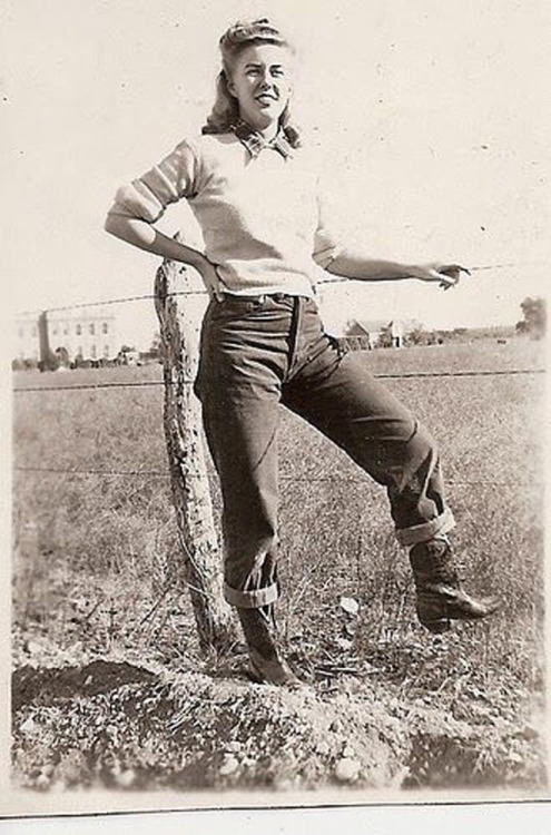 vintageeveryday:   U.S. ladies in jeans and boots: One of favorite 1940s wear for American women during the 1940s.   