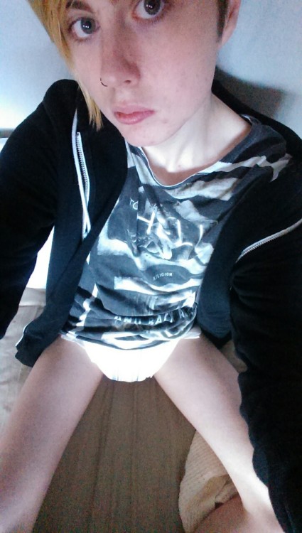 kinky-adny:  i’m not wet, i swear! 