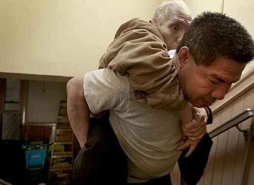 via San Francisco Gate:Today, Zhihua Mo, 48, must get his bedridden father to a medical clinic, so h