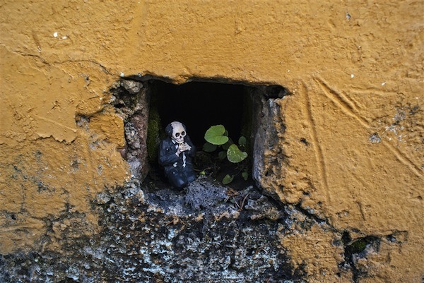 young-chop-a-veli:  isfuckingfun:  Cement eclipses; tiny cement skeletons haunt the