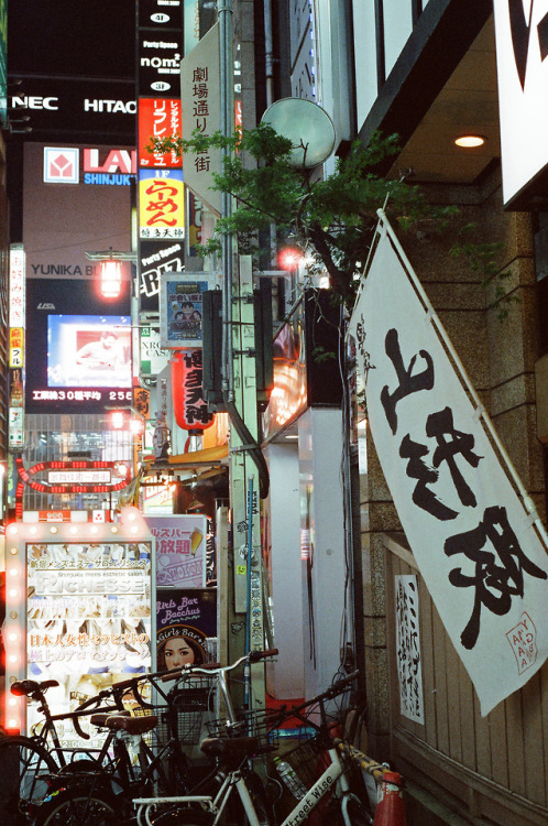 quinnmilfilm: Shinjuku, Tokyo, JapanCanon AE-1/Cinestill 800T