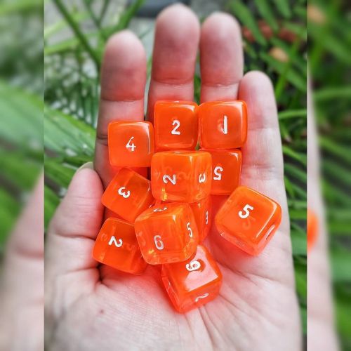 I’m on the hunt for any of the older, Weible-style mold, translucent dice like these, or dice 