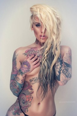 Sexy Tattoo Girls