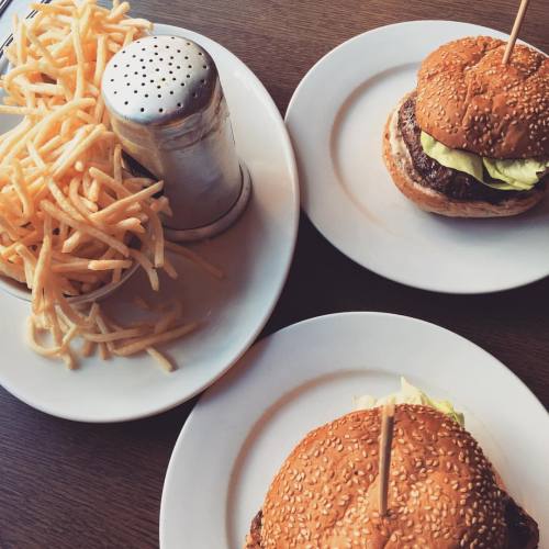 I&rsquo;m not even sorry #burger #delicious #gourmetburger #fries #skinnyfries #secretweddingblo