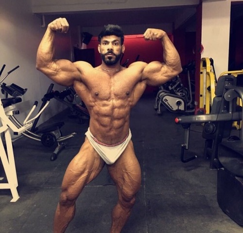 arabfitnessgods: Hey guys.. meet Saudi muscle god Issa. Those rock hard muscles compliments his bulg