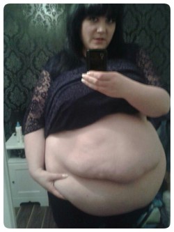 lovemlarge:  Incredible, big, sexy belly