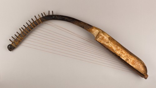 didoofcarthage:Arched harp with curved neckEgyptian, New Kingdom, c. 1390-1295 B.C.woodMetropolitan 