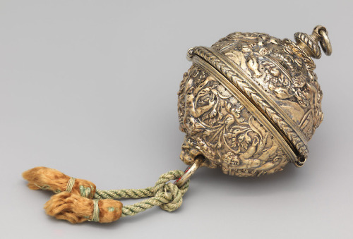 acrosscenturiesandgenerations:  ▪Rosary bead. Date: ca. 1525–50 Culture: Flemish Medium: Boxwood, silver gilt.