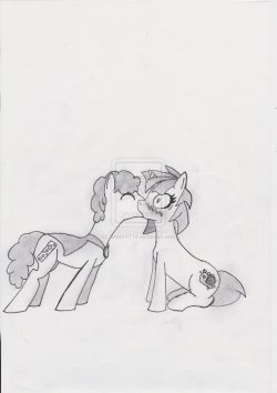ask-glittershell:  Glitter Kiss by Aniamalman(the image isn’t in the artists gallery, though the images poster says that’s who drew it.)  X3!
