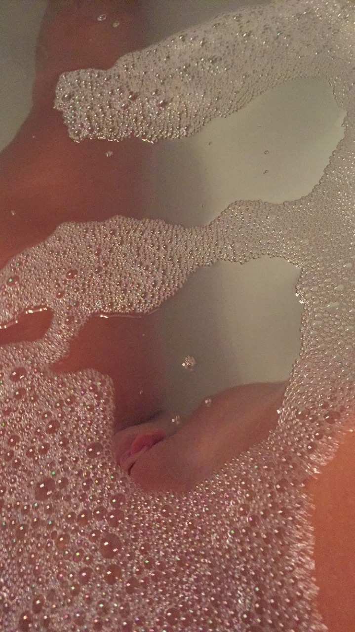 tight-japanese-pussy:  hogwarts-dropout:  Bath time (:   