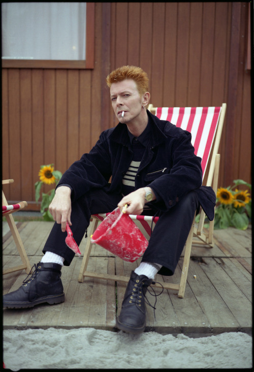 night-spell: David Bowie backstage at the Roskilde Festival, Denmark, June 30, 1996 ©Mark Allan