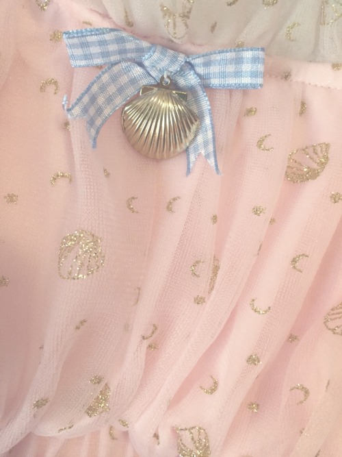 swan-tears: rubescent-rose:  I got my beach outfit today!  omg