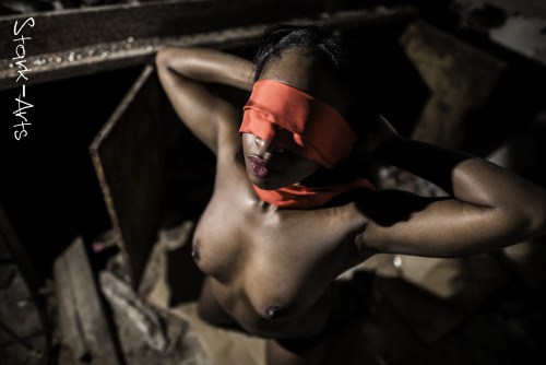 Porn stark-arts:  black woman with red blindfold photos