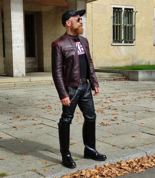 Berlin as f@ck ! #boots #uniform #leather #leatherpants #leatherjacket #fit #mrleatheritalia2017 #mr