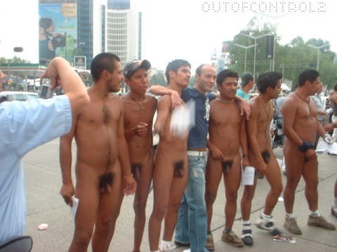 chicosmexicanosalxtremo:  Amateurs  Protesta al desnudo en el DF
