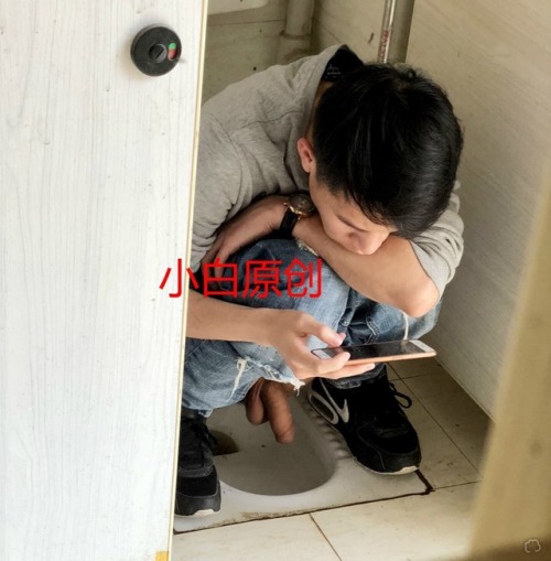 chimposuki: 学弟入迷玩手机，被多角度拍摄大鸟却浑然不知