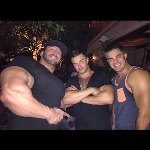 barbellsandbuttholes:  thick-sexy-muscle:  Craig Golias looking HUGE… look at that size difference!  6'3" and 330-350hp. No such thing as too big.