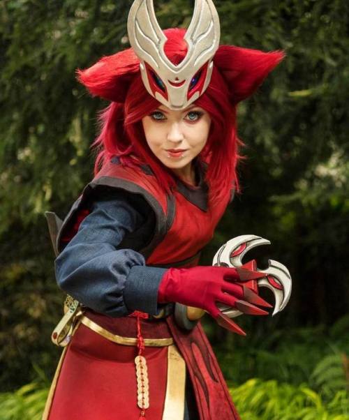 Today I’m wearing my Blood Moon Kennen cosplay to #LAComicCon! Hope to see a few friendly face