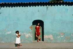 cubaypuertoricoson:  Ferdinando Scianna MEXICO, Oaxaca: fashion story. 