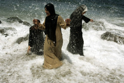 unrar:Three women cool off on the beach at