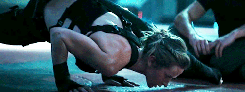 sorry-no-more-no-less:  Edge of Tomorrow deleted scenes↳ Emily Blunt doing yoga 