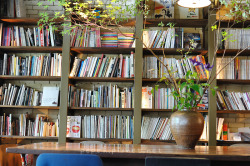 littledallilasbookshelf:  Bookshelf at Cafe