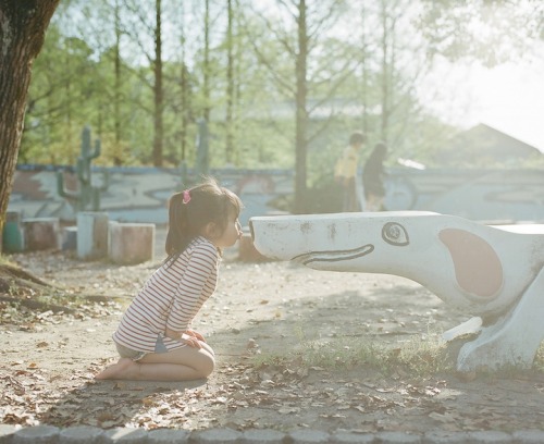 ride5group:  What we love: The Kiss Me Please Project by Nagano Toyokazu. The Japanese photographer snaps adorable photos of his family, including four-year-old Kanna. She shows us that some of life’s most complicated matters of the heart can be solved