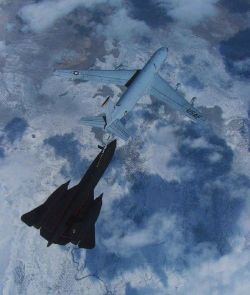 worldofaviation:   KC 135 refueling an SR-71