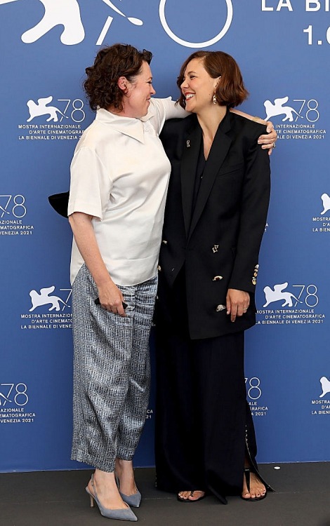 Olivia Colman and Maggie Gyllenhaal attend the photocall of &ldquo;The Lost Daughter&rdquo; 