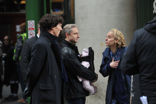 fyantagonist:Benedict Cumberbatch, Martin Freeman and Amanda Abbington filming scenes for ‘Sherlock’