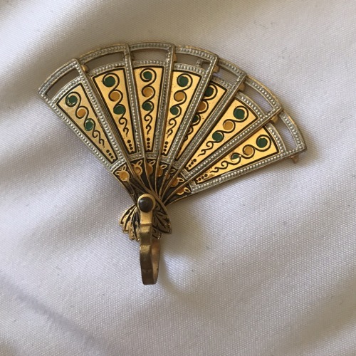Vintage gold toned hand fan pendant with beautiful intricate details(more information, more gold)