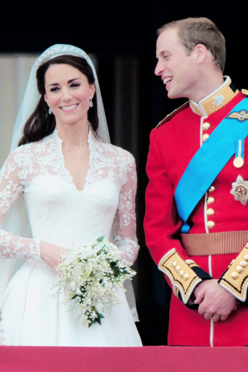ravishingtheroyals: The Duchess of Cambridge and her adoring husband, Prince William ♥  I’m still so in love with her wedding gown 😍 