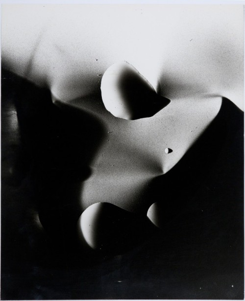 meri-pas-blanquer:    Gottfried Jäger Fotogenische Landschaft , 1966/Photogram (Water) on a matted (on the reverse) 9x12-half-tone film, rotatory continuous exposure, Gelatin Silver Barite paper. 