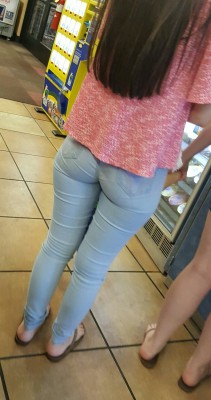 bottomless-pitt:  Fat ass in very tight jeans