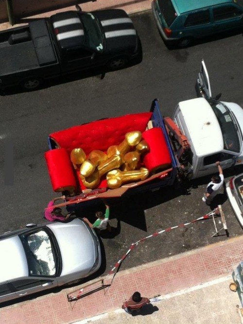 WTF,Just a truckload of golden dicks hugelol.org/lol/99298