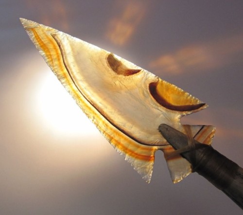 pendylion:sixpenceee:An arrowhead made out of agate. (Source)Look how pretty this thing will kill yo