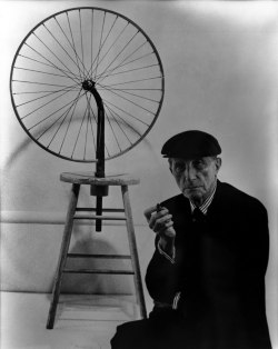 workman:  elladrondeperas: Marcel Duchamp (1963) junto a “Rueda de Bicicleta”, reproducción de 1951 