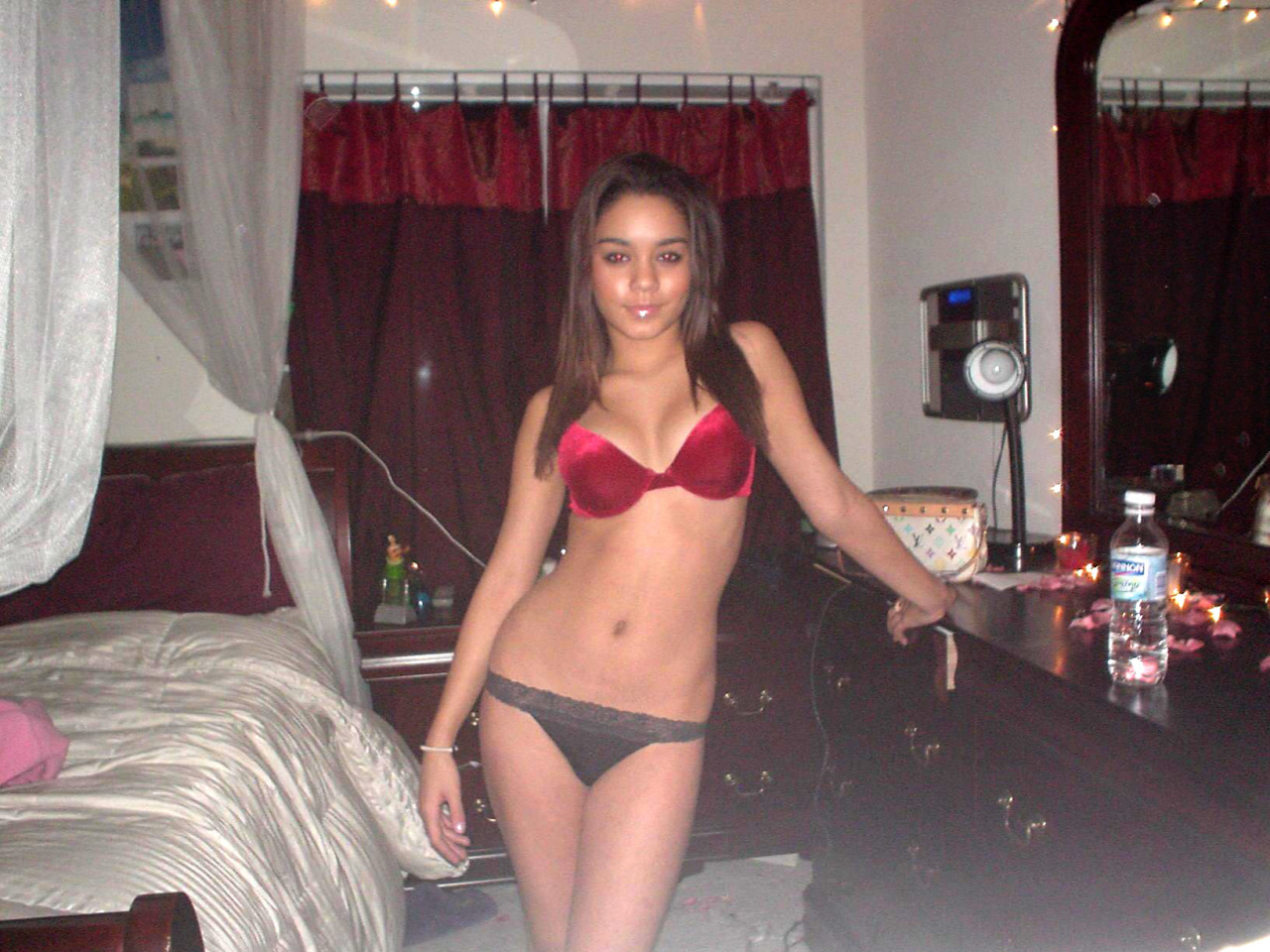 favorcelebs:  Vanessa Hudgens