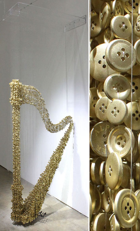 iraffiruse:Sculptures made from buttons on string