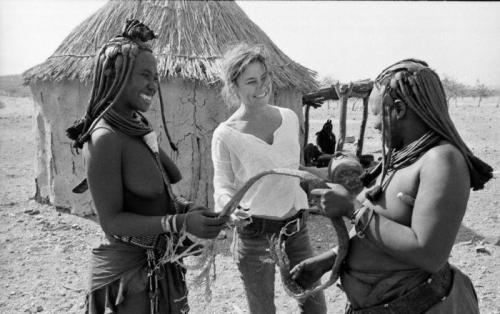 Photoset Of An African Tribeswoman And A Western Female Journalist Comparing Breasts.