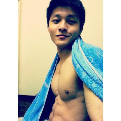 jackdsg:  hotsforsgboys:  xiaohaogaypic:  大馬天菜醫生，身材臉蛋一級棒！ 谁认识他呀？？ Anyone know him??   I believe his name tag says Leon huang Foo  It’s Dr Leow Hong Foo. Malaysia born, a model, Singapore trained doctor. He’s