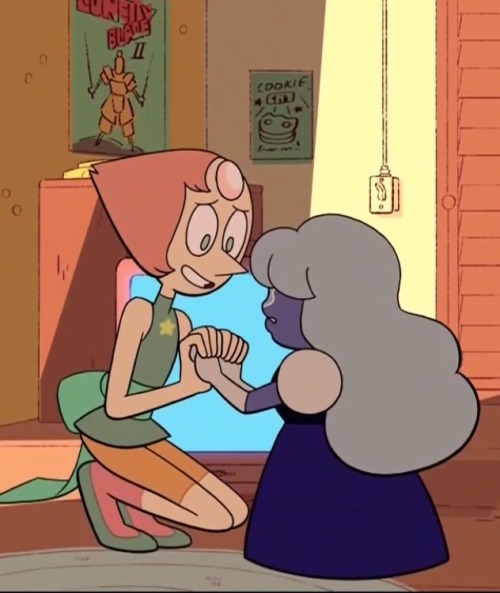 soso0197:   gemproduction:  Pearl was adorable as ever this episode. Her holding Sapphires tiny hands made me melt  