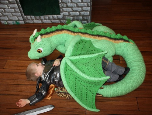 madqueencrafter:  copperbadge:  sofdshrine:  sosuperawesome:  Life-Size Baby Dragon Patterns Overton